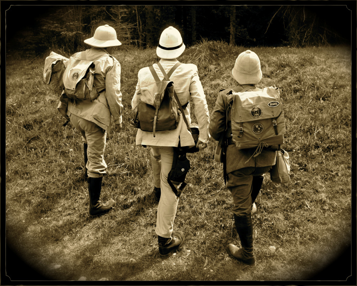 Tre utforskare på väg.